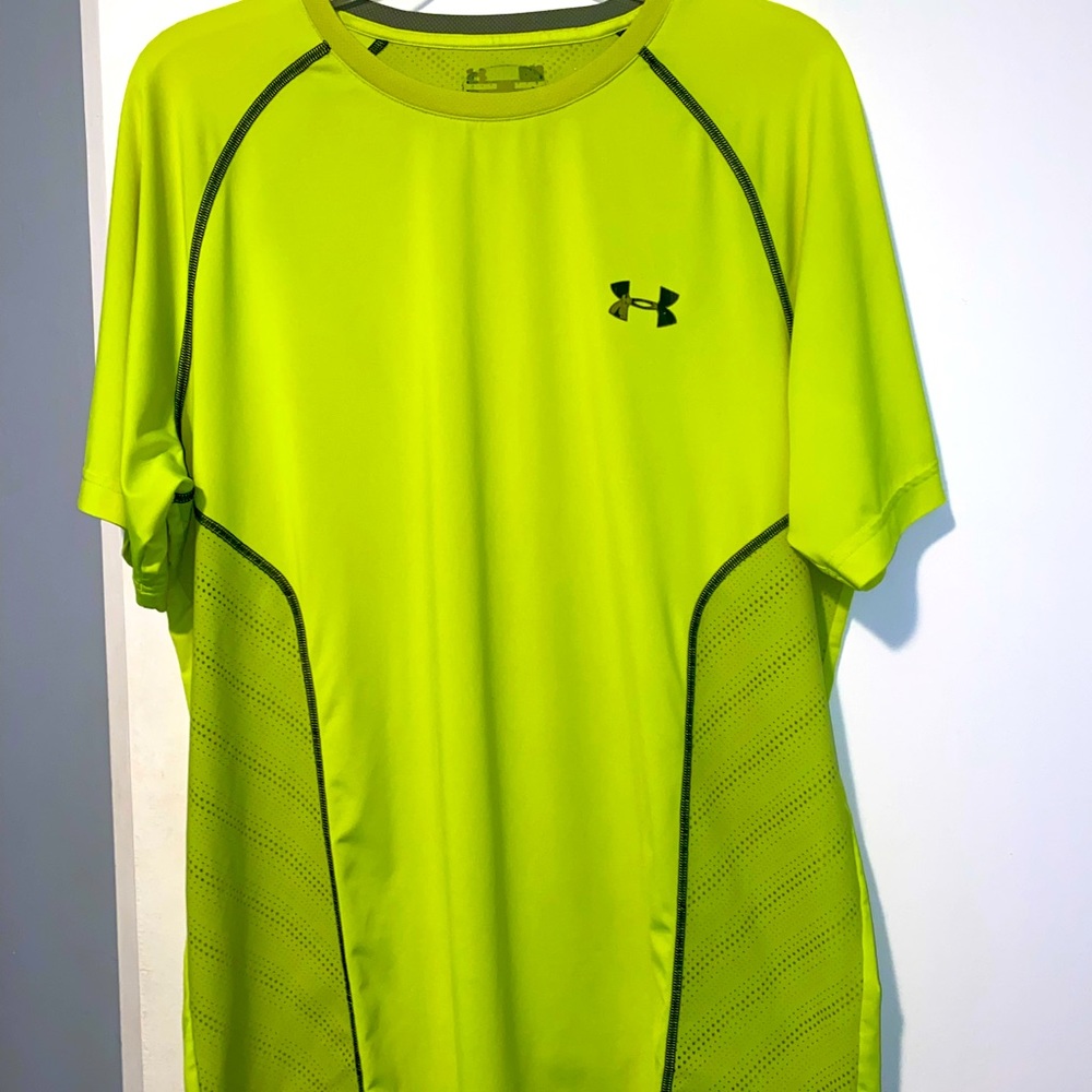 Bright yellow men’s under Armour short sleeve t-shirt M